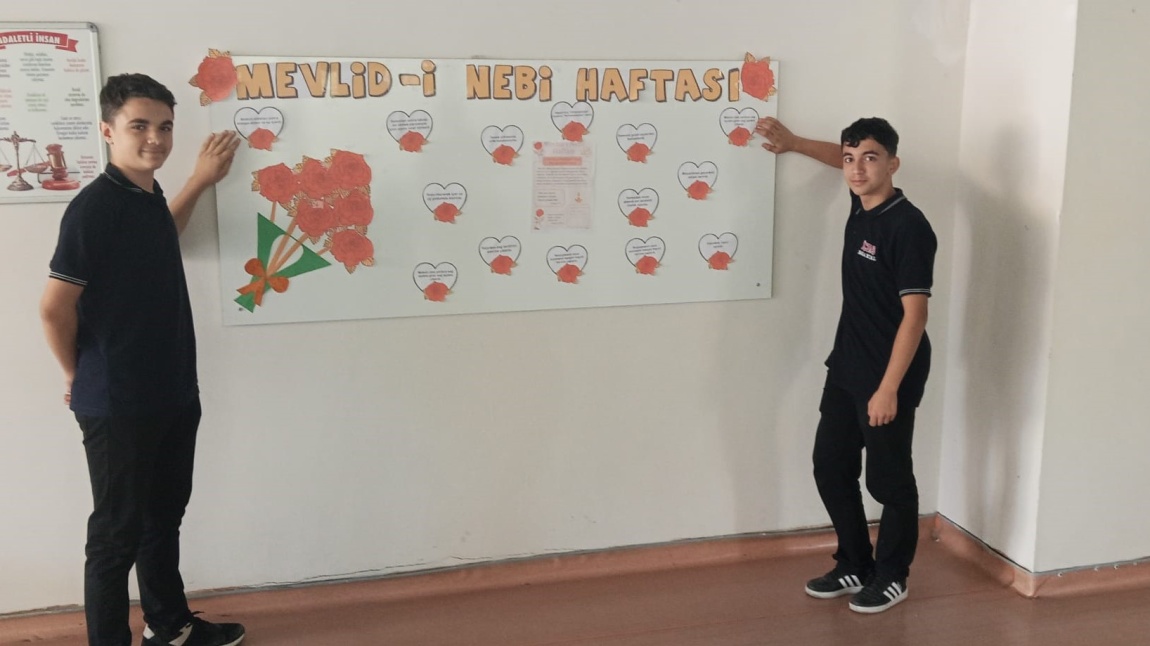 Okulumuz Değerler Kulübü Mevlid-i Nebi Haftası kapsamında okul panosu hazırladı.